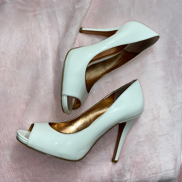 BCBGeneration WHITE PATENT PEEP TOE PUMPS - Picture 10 of 11